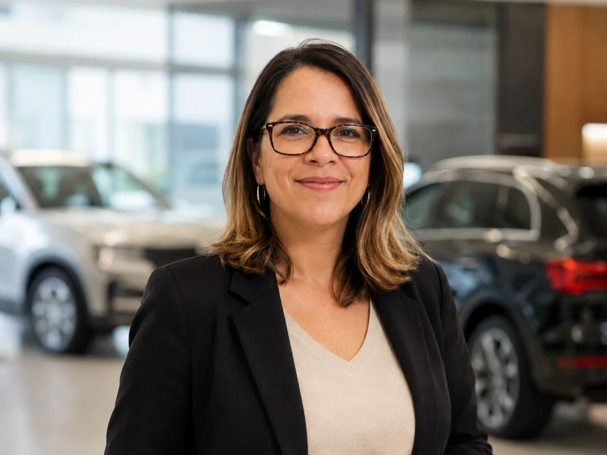 Carol Ferraz, consultora de CRM para concessionárias, no showroom de uma concessionária